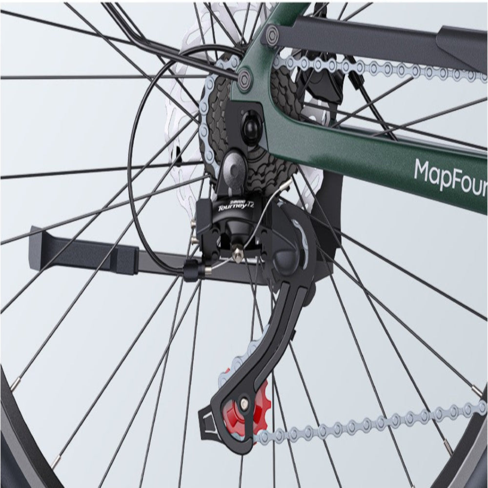 Close-up van het versnellingssysteem van een fiets met 'MapFour'-logo op een witte achtergrond