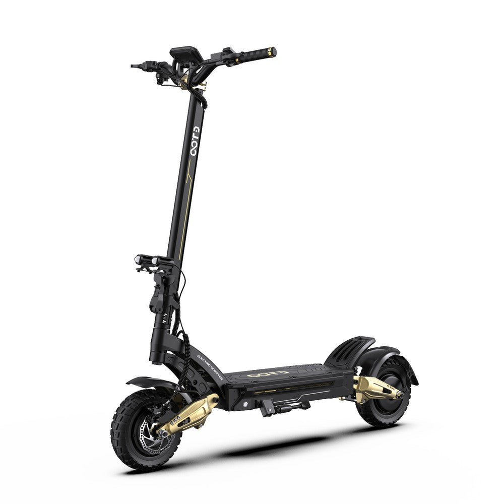 Zwarte elektrische scooter met gouden accenten op een witte achtergrond