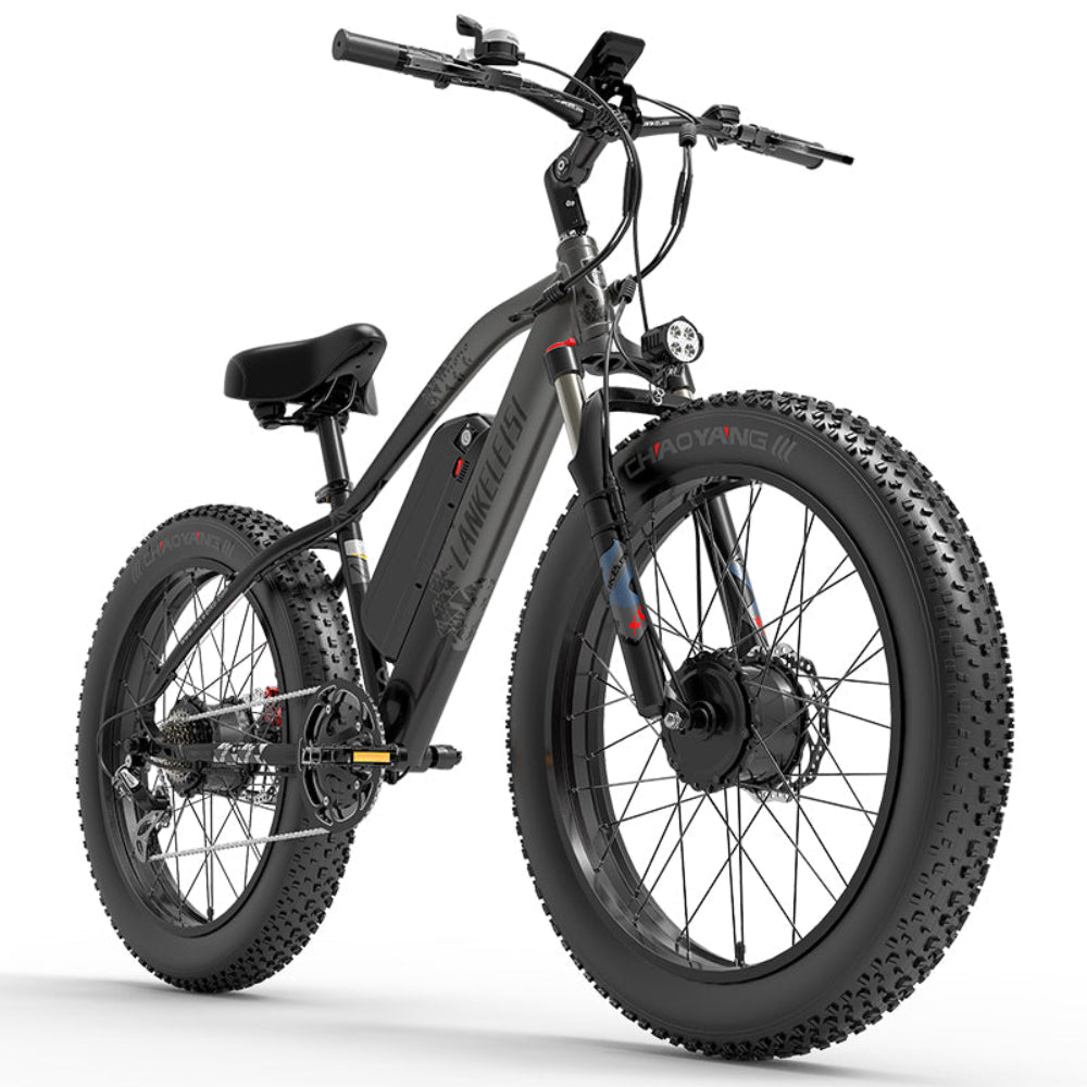 Zwarte elektrische fiets op witte achtergrond