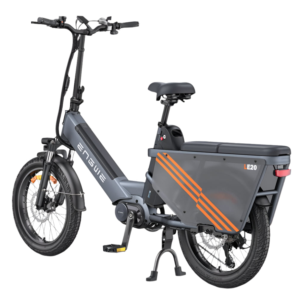 Grijze elektrische fiets met oranje accenten op een witte achtergrond