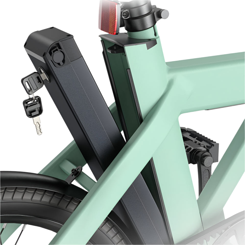 Close-up van een groene elektrische fiets met een accu op een witte achtergrond