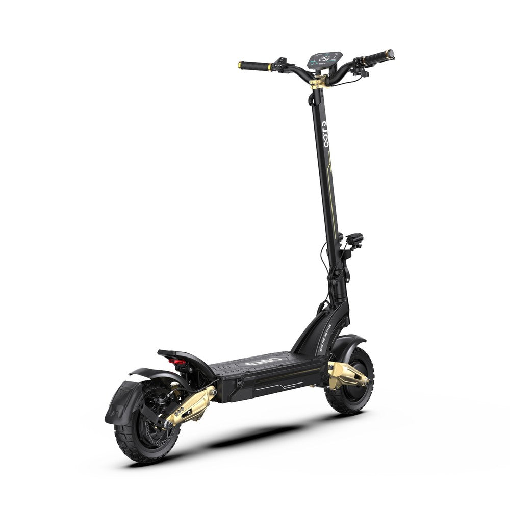 Zwarte elektrische scooter met gouden accenten op een witte achtergrond