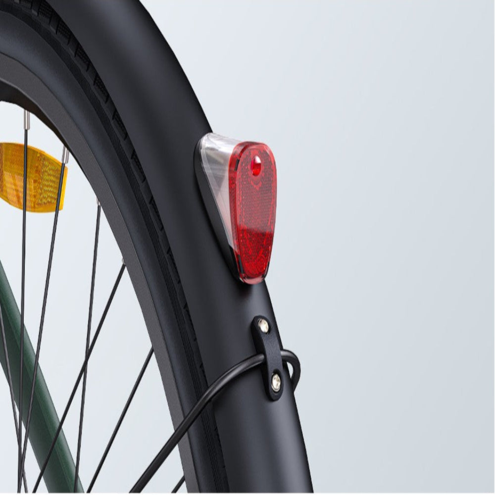 Fietsachterlicht bevestigd aan een fietswiel op een witte achtergrond
