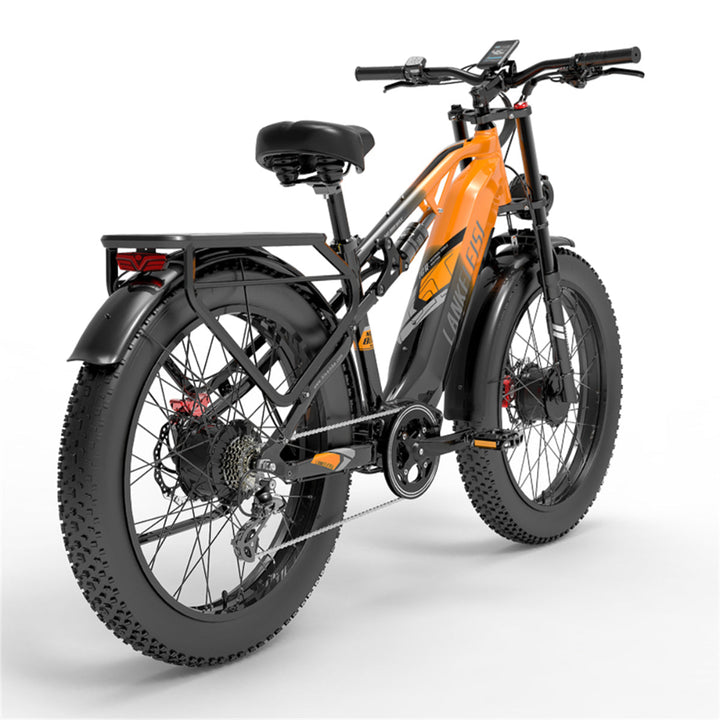 Oranje en zwarte elektrische fiets op witte achtergrond