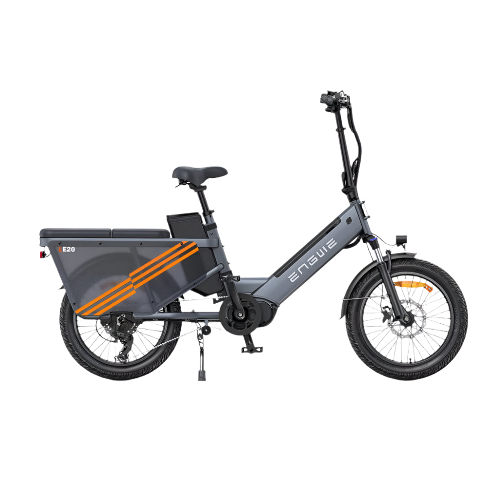 Grijze elektrische fiets met oranje accenten op een witte achtergrond