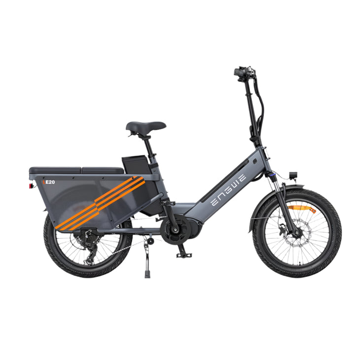 Grijze elektrische fiets met oranje accenten op een witte achtergrond
