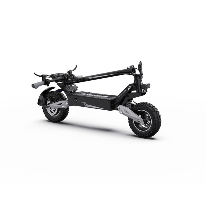 Zwarte elektrische scooter op witte achtergrond
