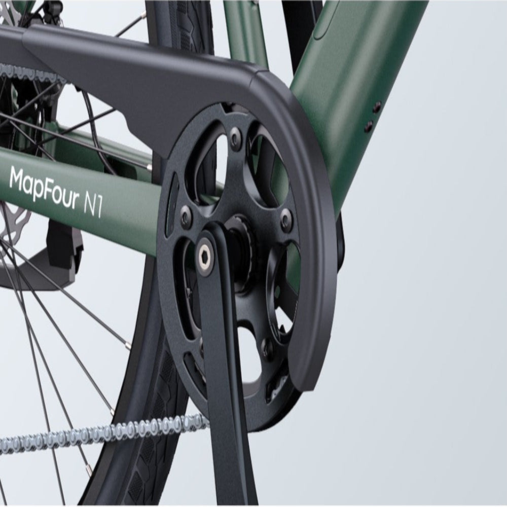 Close-up van een fietsketting en versnellingssysteem met 'MapFour N1' opschrift.