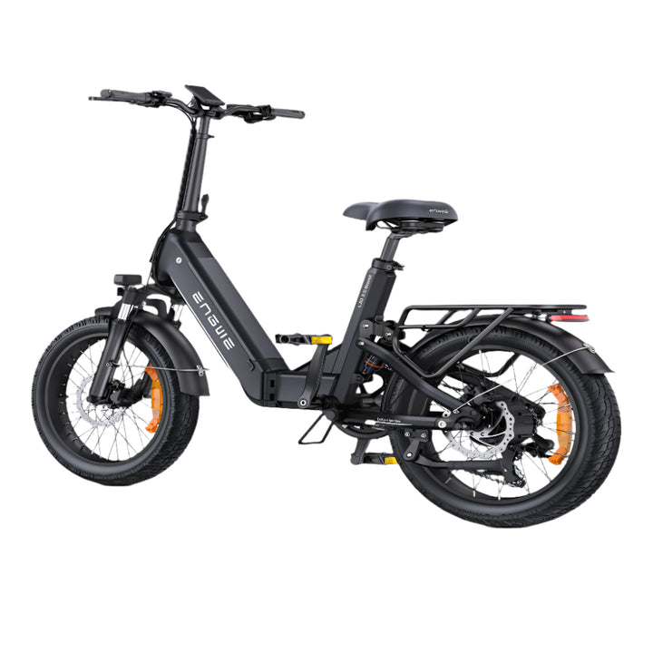 Zwarte elektrische fiets op witte achtergrond