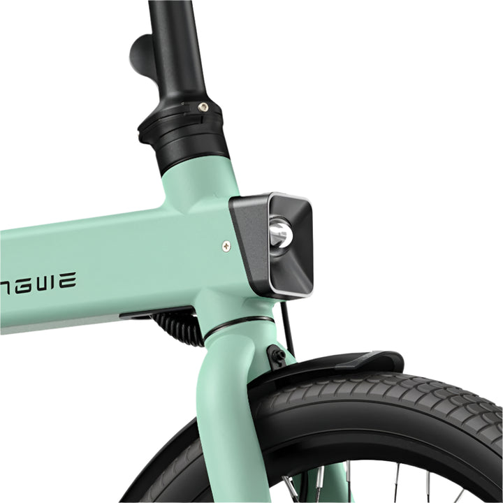 Close-up van een mintgroene fiets met een zwarte lamp op een witte achtergrond