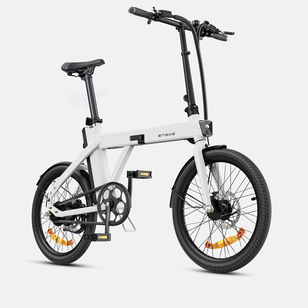 Witte elektrische fiets met zwart frame op lichtgrijze achtergrond