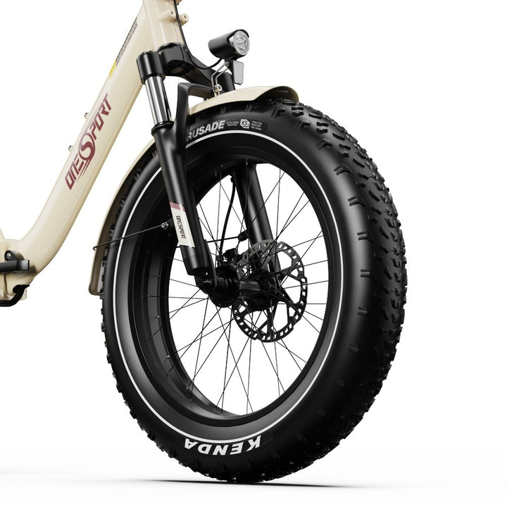 Close-up van een fietswiel met Kenda band op een witte achtergrond