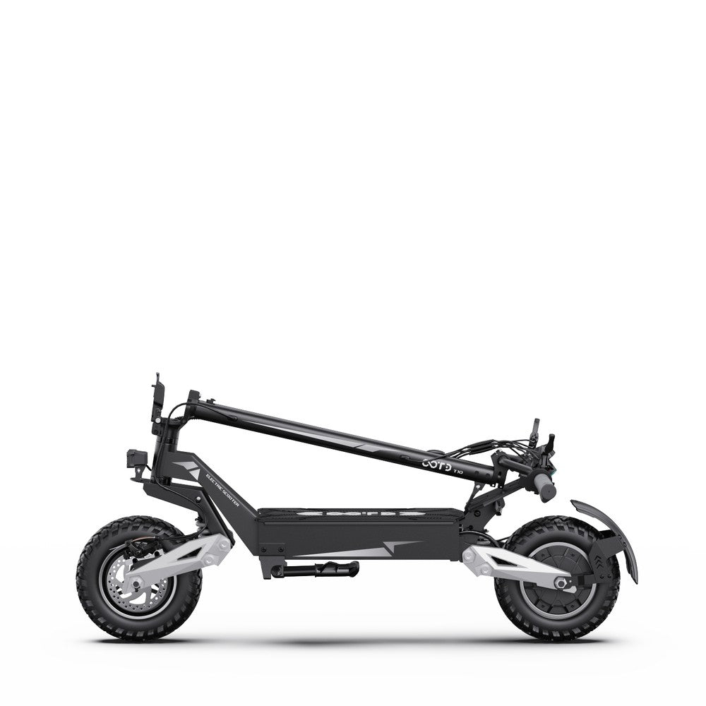 Zwarte elektrische scooter op witte achtergrond