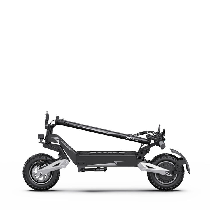 Zwarte elektrische scooter op witte achtergrond