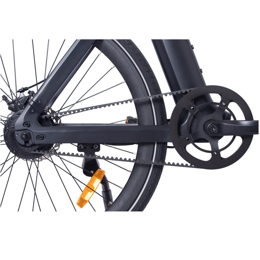 Close-up van een fietsketting en versnellingssysteem op een witte achtergrond