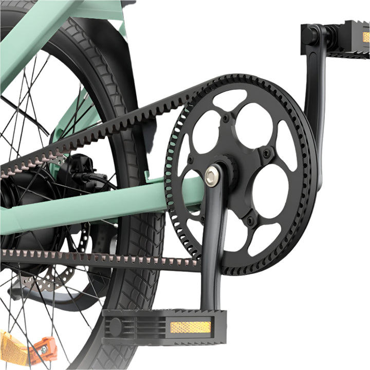 Close-up van het versnellingssysteem van een fiets met een groen frame.