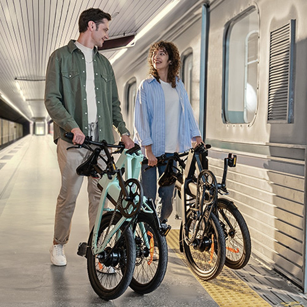 Twee mensen met fietsen in een treinstation