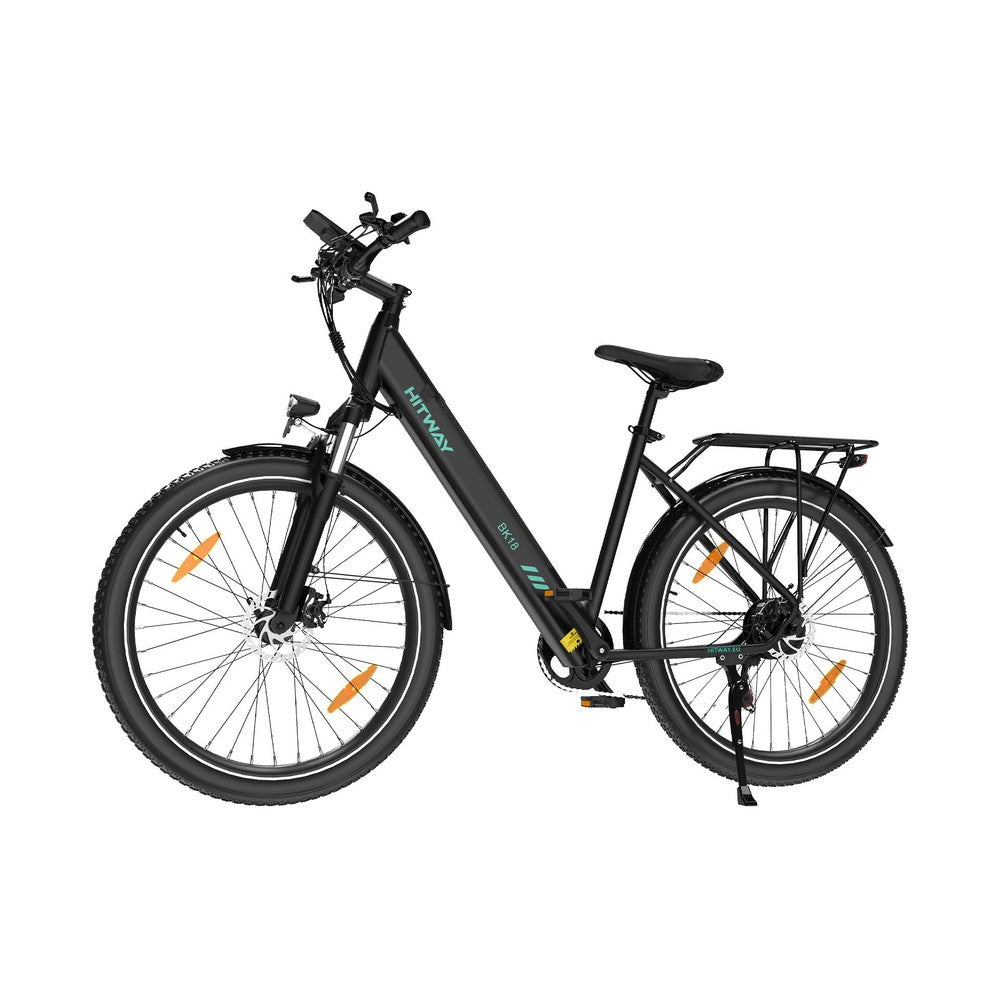 Zwarte elektrische fiets op witte achtergrond