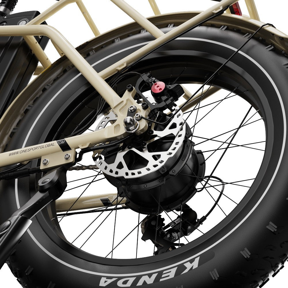 Close-up van een fietswiel met Kenda band op een witte achtergrond