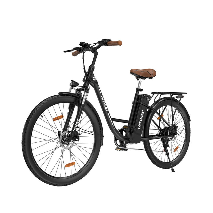 Zwarte elektrische fiets met bruin zadel op een witte achtergrond