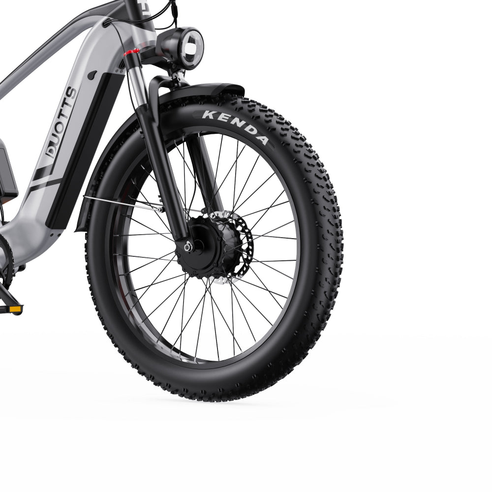 Close-up van een fietswiel met Kenda band op een witte achtergrond