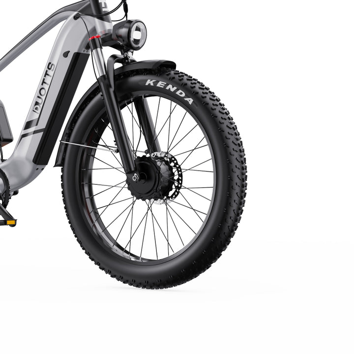 Close-up van een fietswiel met Kenda band op een witte achtergrond