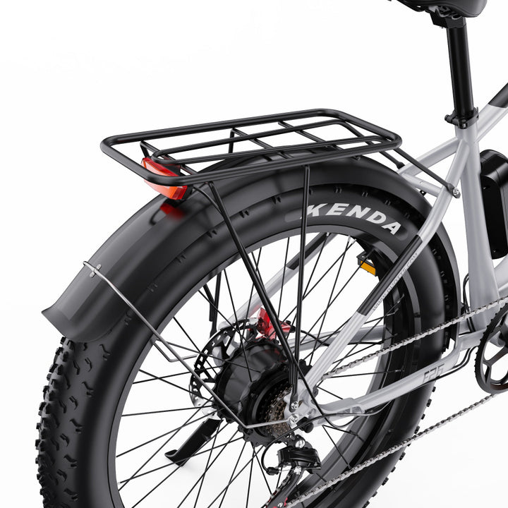 Close-up van een fietswiel met Kenda band op een witte achtergrond