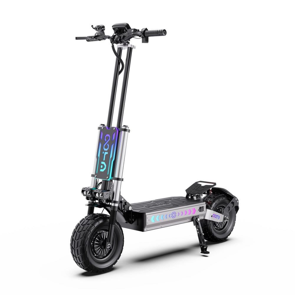 Elektrische scooter met zichtbaar merk op witte achtergrond