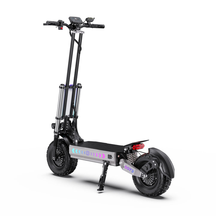 Zwarte elektrische scooter op witte achtergrond