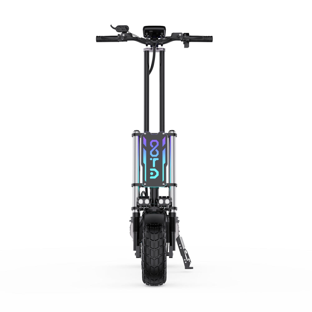 Zwarte elektrische scooter met zichtbaar merk op witte achtergrond