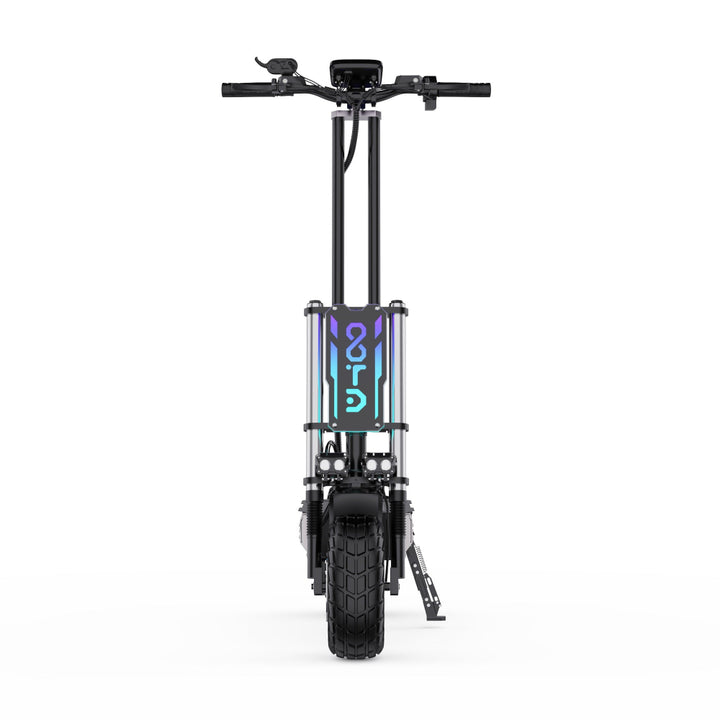 Zwarte elektrische scooter met zichtbaar merk op witte achtergrond