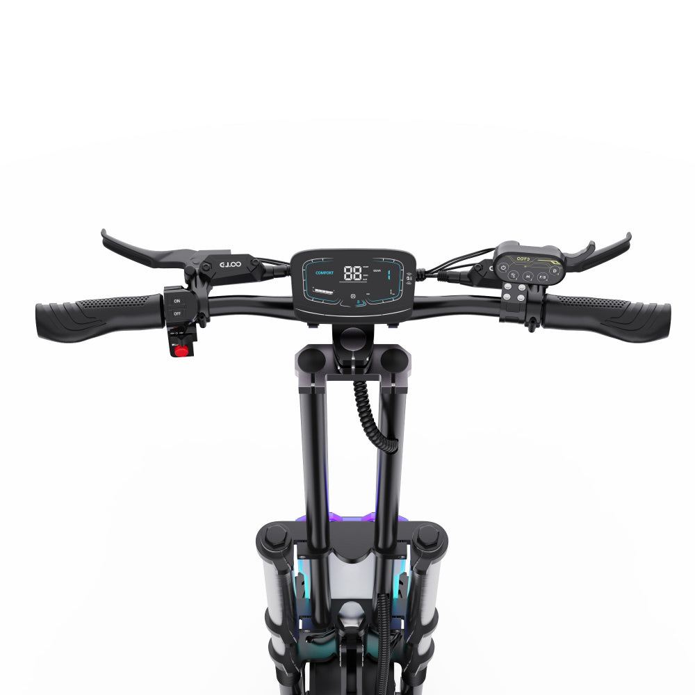 Close-up van een scooterstuur met digitaal display op een witte achtergrond