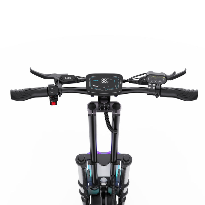 Close-up van een scooterstuur met digitaal display op een witte achtergrond