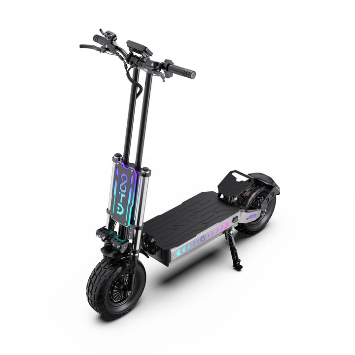 Zwarte elektrische scooter met kleurrijke LED-lampjes op een witte achtergrond