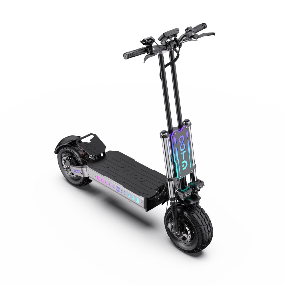 Zwarte elektrische scooter met zichtbaar merk op witte achtergrond