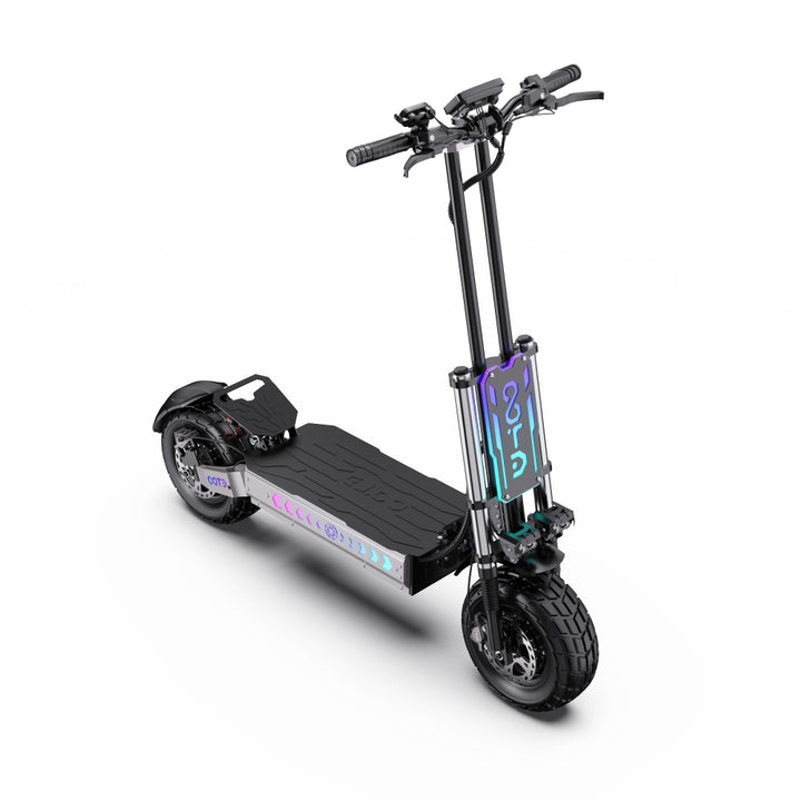 Zwarte elektrische scooter met zichtbaar merk op witte achtergrond