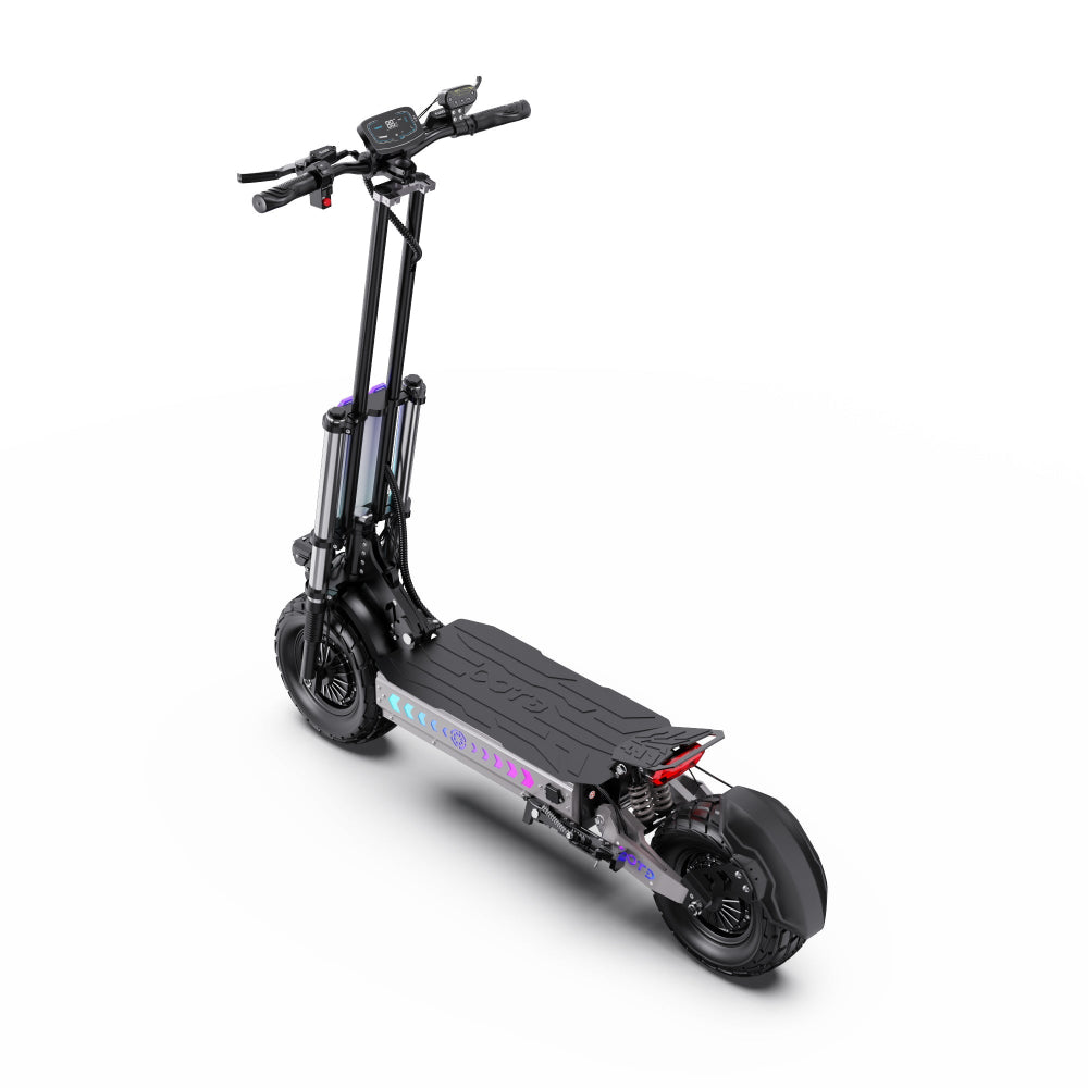 Zwarte elektrische scooter op witte achtergrond