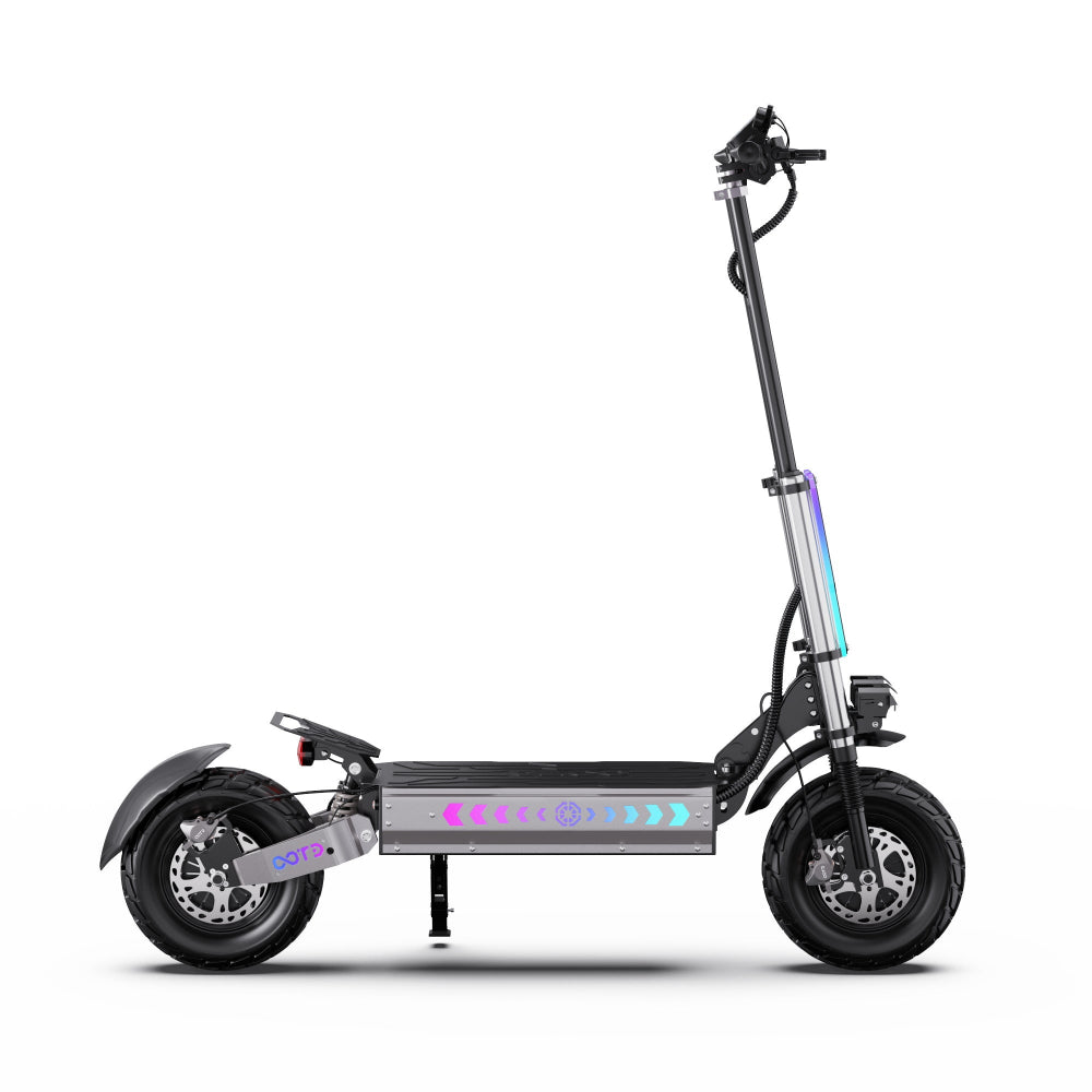 Zwarte elektrische scooter op witte achtergrond
