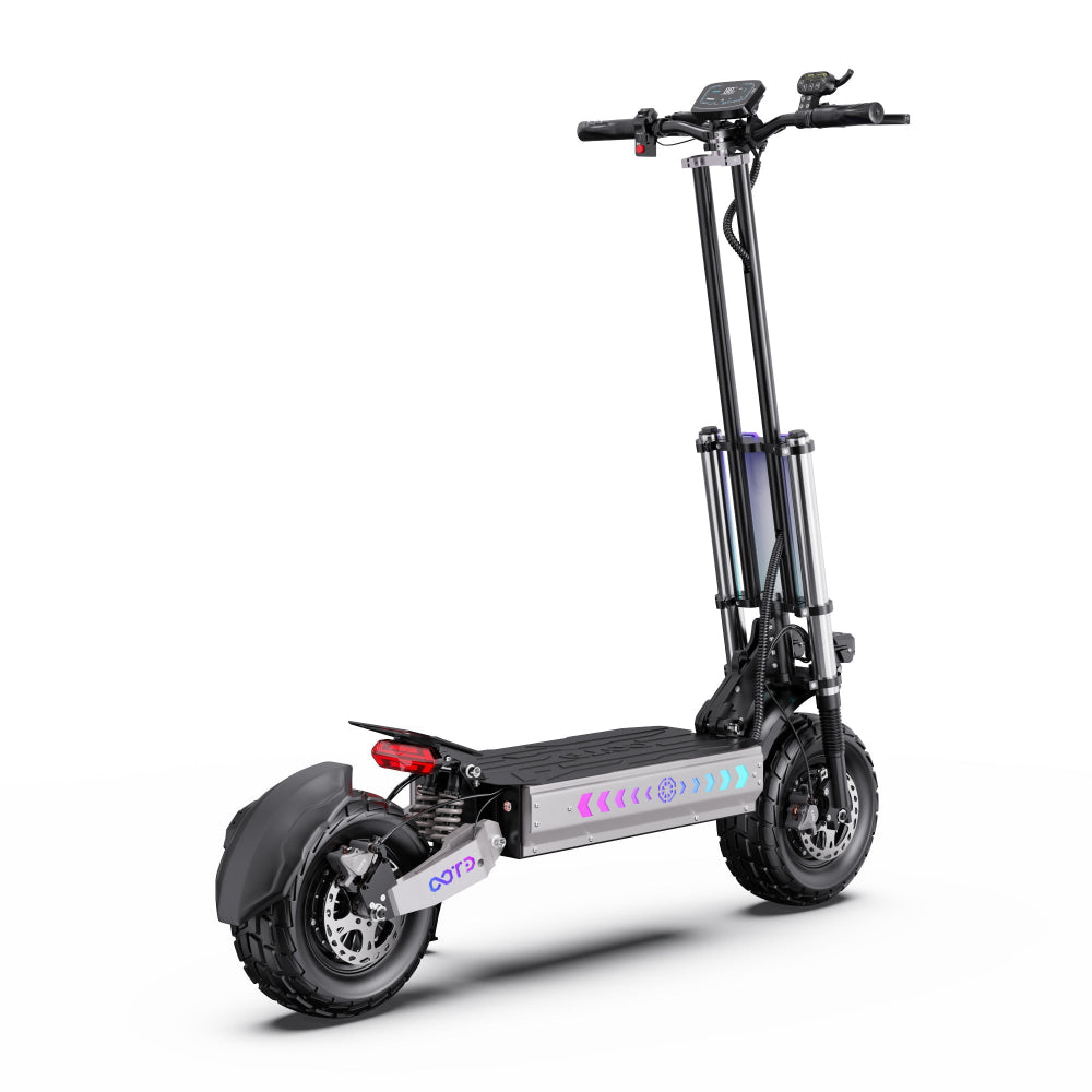 Elektrische scooter met zichtbaar merk op witte achtergrond