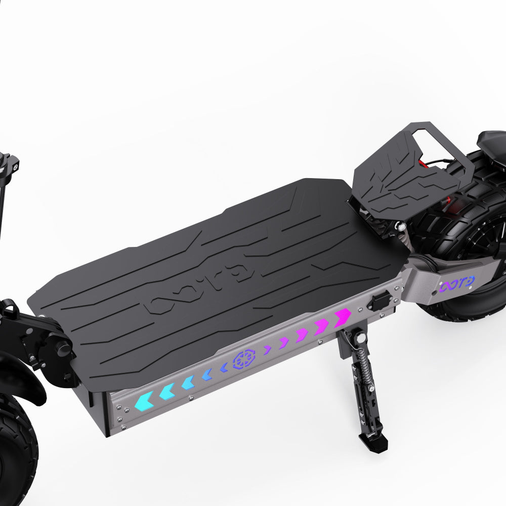 Zwarte elektrische scooter met zichtbaar merk op witte achtergrond