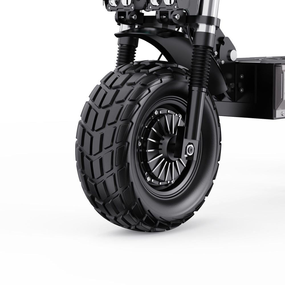Close-up van een zwart off-road wiel op een witte achtergrond