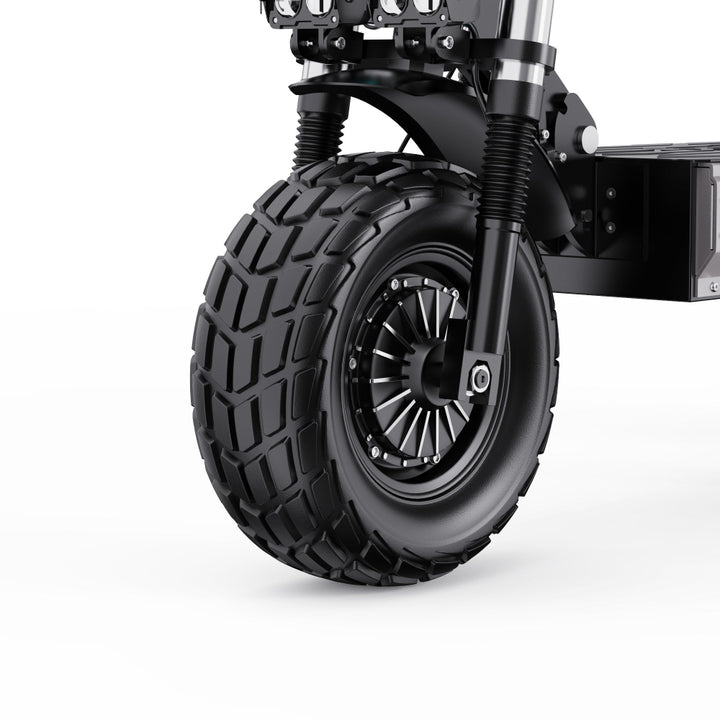 Close-up van een zwart off-road wiel op een witte achtergrond