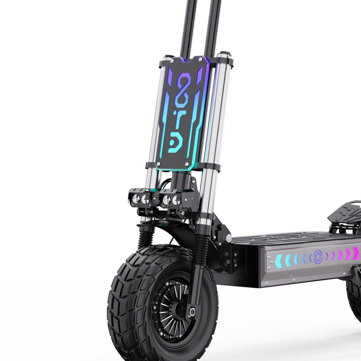 Elektrische scooter met off-road banden op een witte achtergrond