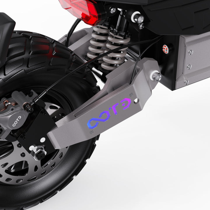 Close-up van het veersysteem van een motorfiets met het merk 'OOTD T90' op een witte achtergrond