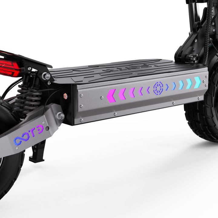 Close-up van een scooter met zichtbaar merk op een witte achtergrond