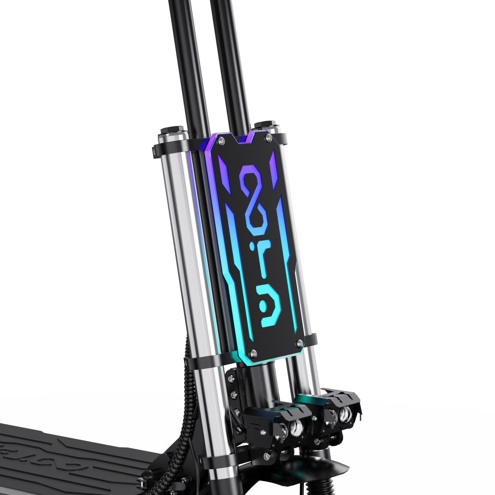 Close-up van de verende vork van een scooter met een merklogo op een witte achtergrond