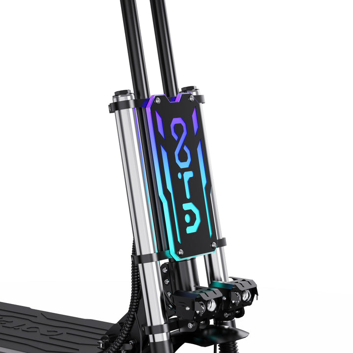 Close-up van de verende vork van een scooter met een merklogo op een witte achtergrond