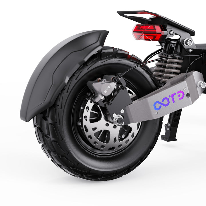 Close-up van een scooterwiel met zichtbaar merklogo op een witte achtergrond