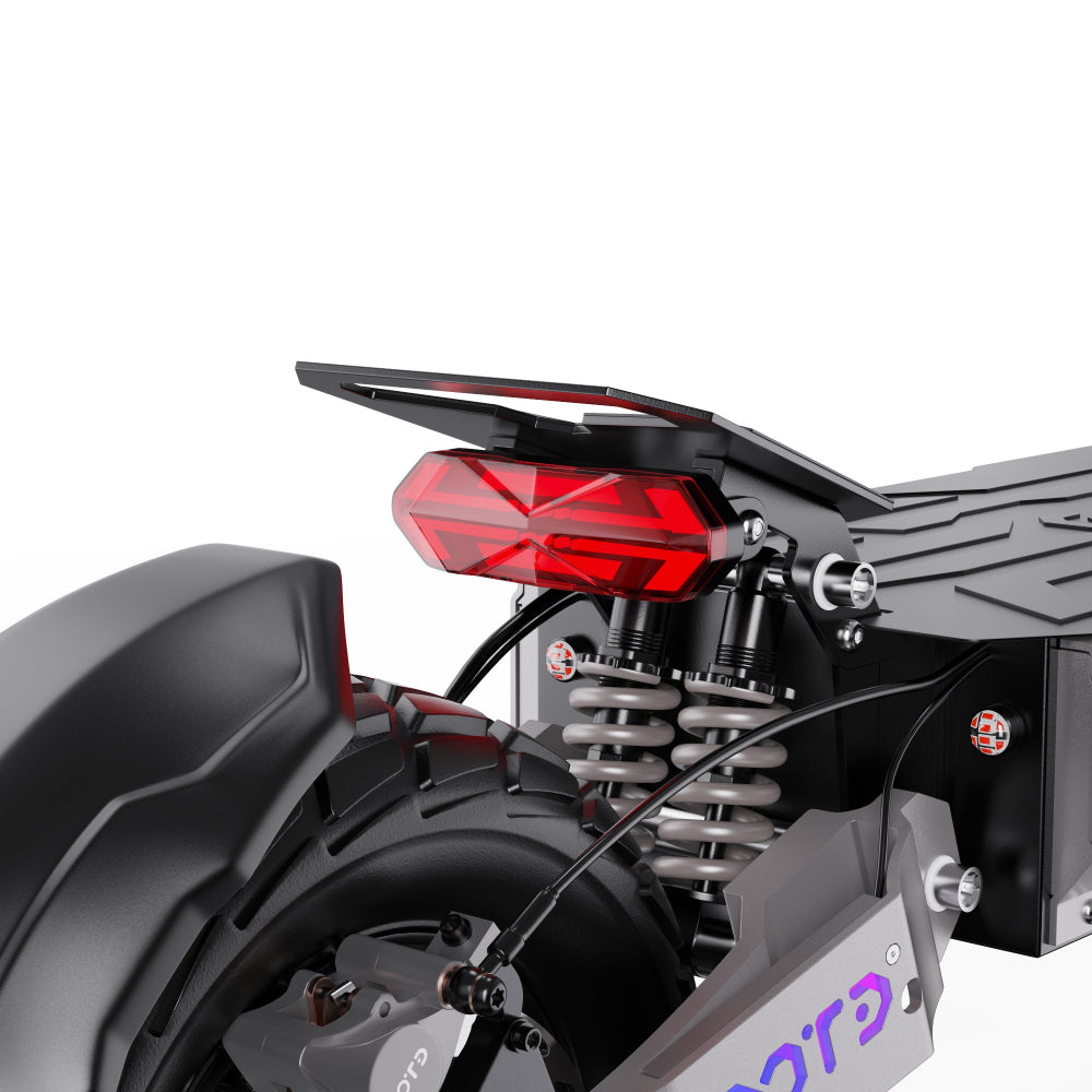 Close-up van de achterkant van een motorfiets met een rood achterlicht op een witte achtergrond