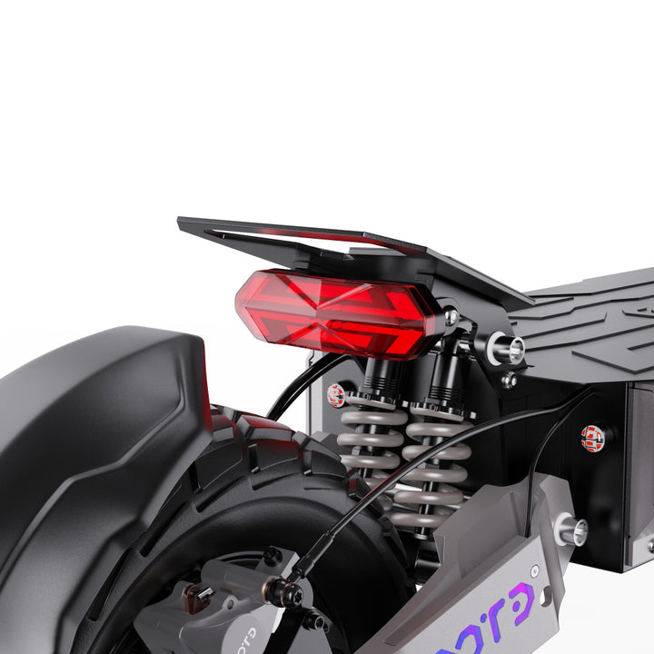 Close-up van de achterkant van een motorfiets met een rood achterlicht op een witte achtergrond